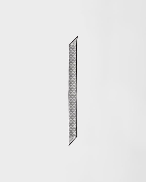 Echarpe fina em seda com estampa Echarpe fina em seda com estampa