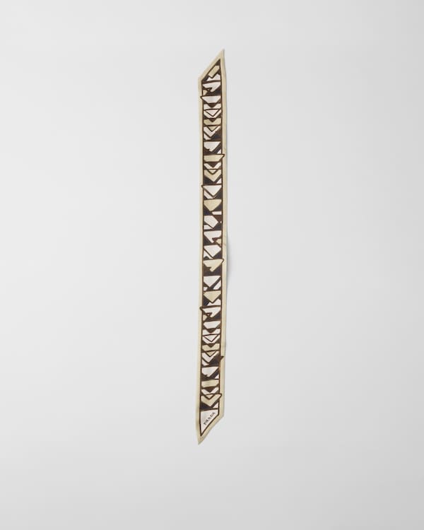 Schmaler bedruckter Schal aus Twill Schmaler bedruckter Schal aus Twill