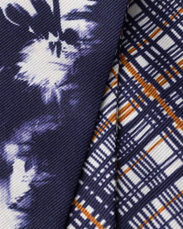 Schmaler Schal aus bedrucktem Seidentwill - Blau/Kalkweiss Schmaler Schal aus bedrucktem Seidentwill - Blau/Kalkweiss