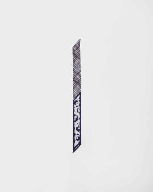 Schmaler Schal aus bedrucktem Seidentwill - Blau/Kalkweiss Schmaler Schal aus bedrucktem Seidentwill - Blau/Kalkweiss