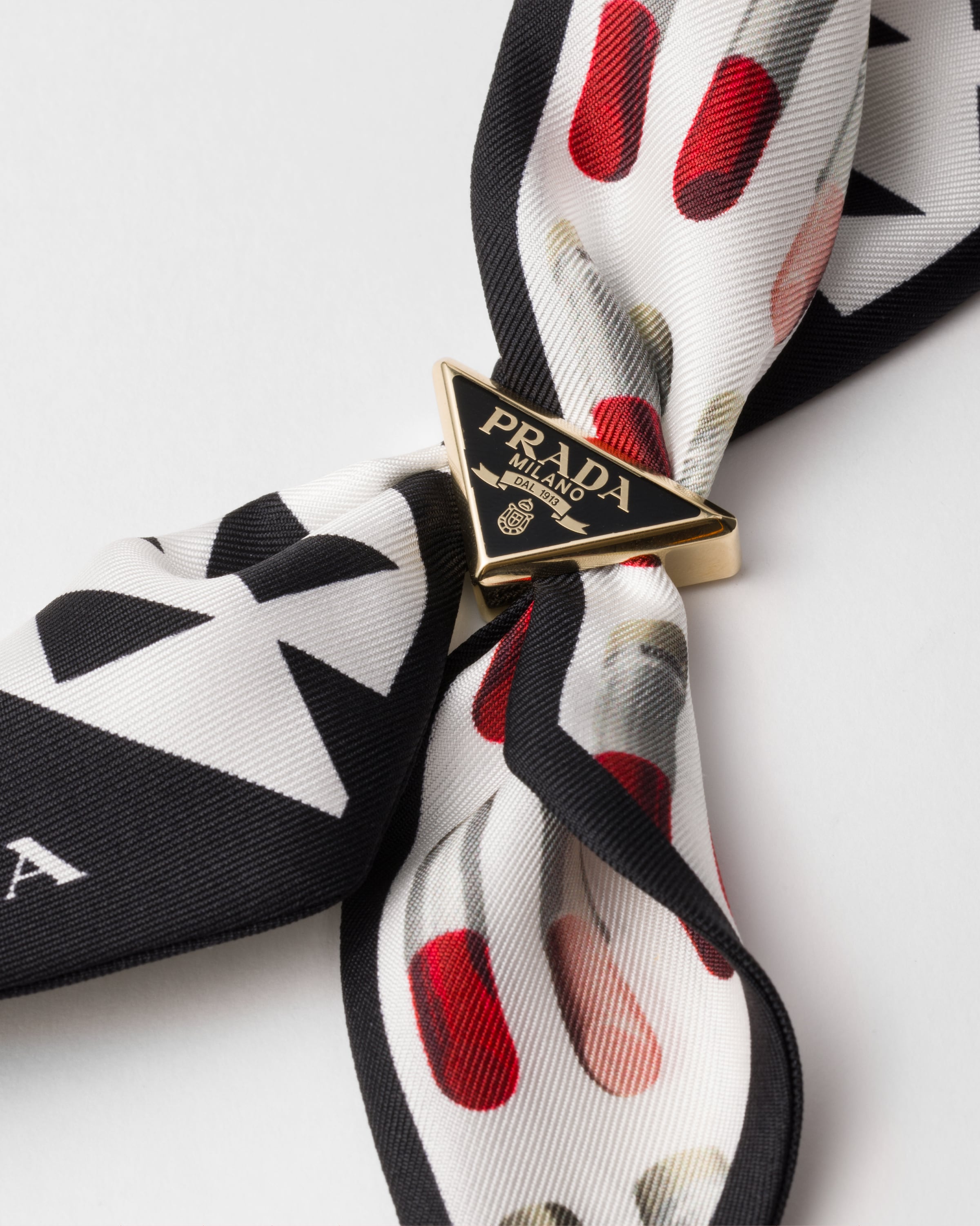 ［すぐにお届け］PRADA メタル スカーフクリップ ブラック メタル スカーフクリップ | PRADA