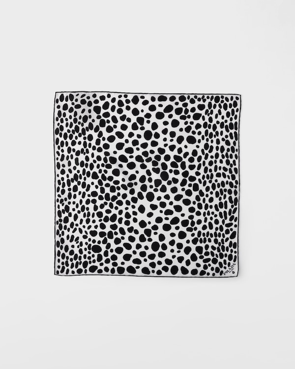 Printed silk twill scarf, 43 X 43 - Blanco/Negro Printed silk twill scarf, 43 X 43 - Blanco/Negro