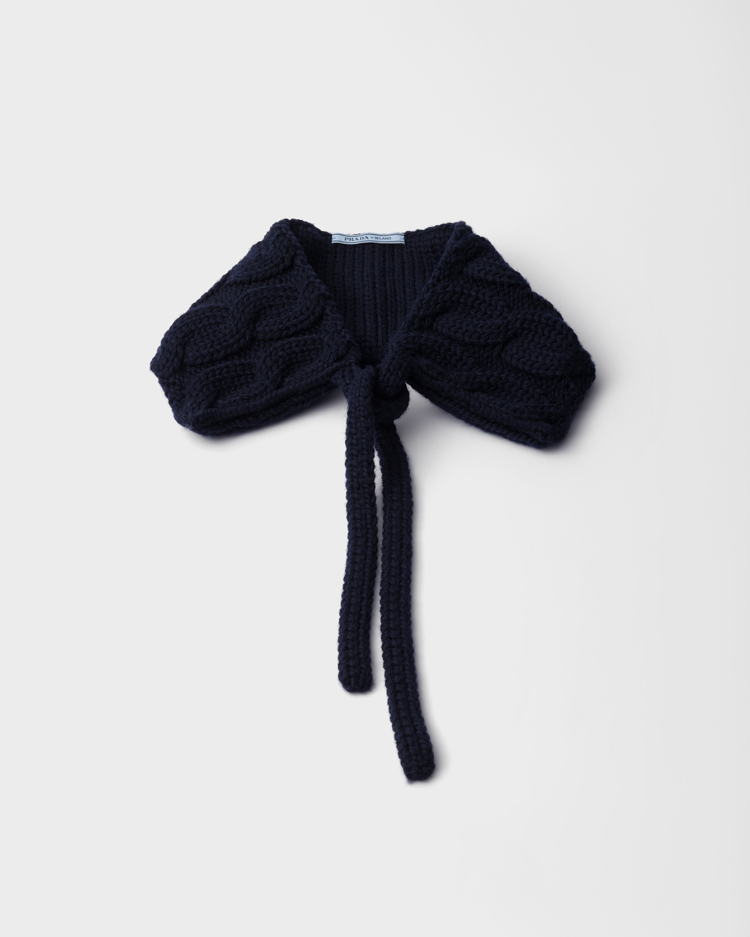 Cable-knit wool collar