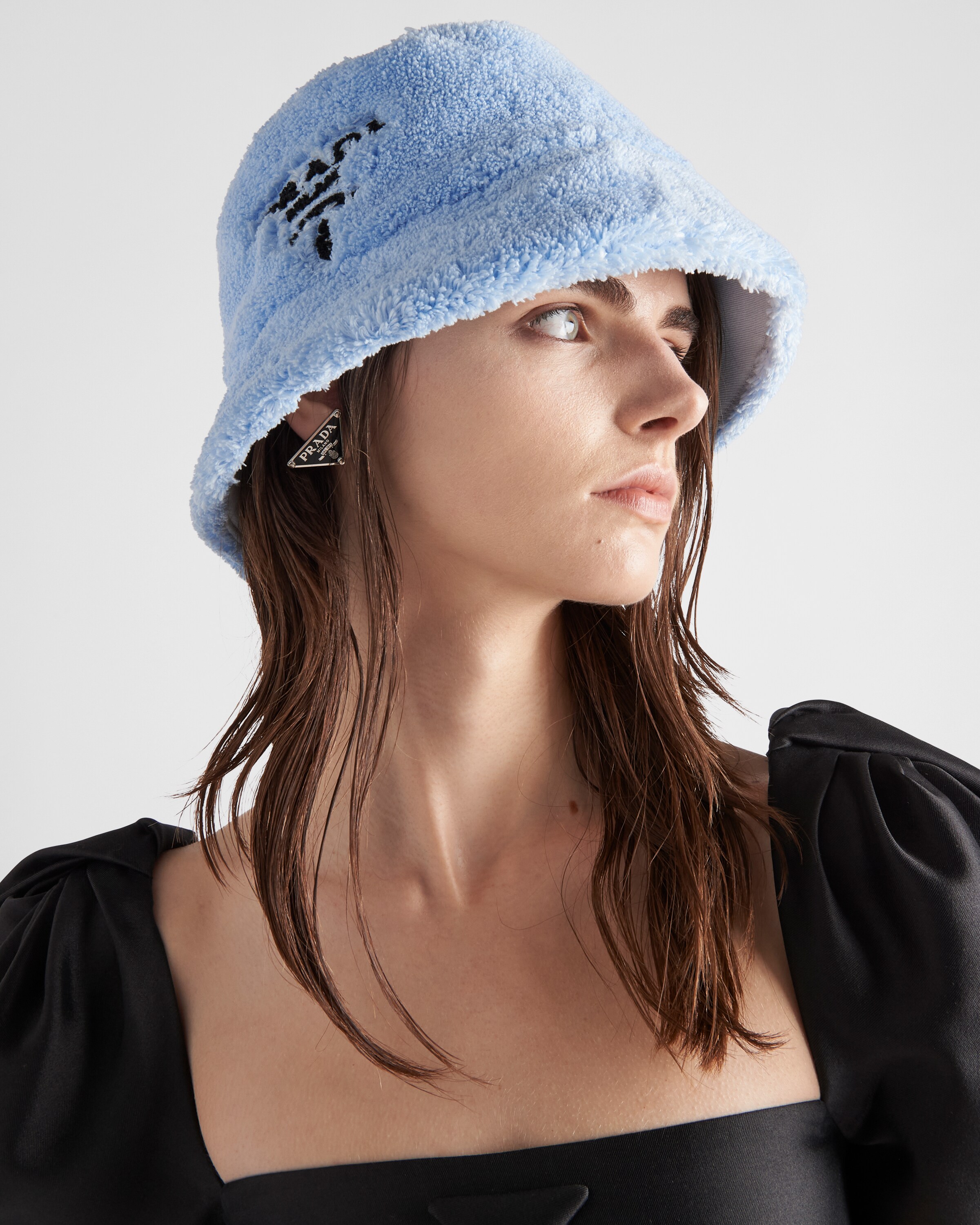 Actualizar 32+ imagen prada terry cloth bucket hat Abzlocal.mx