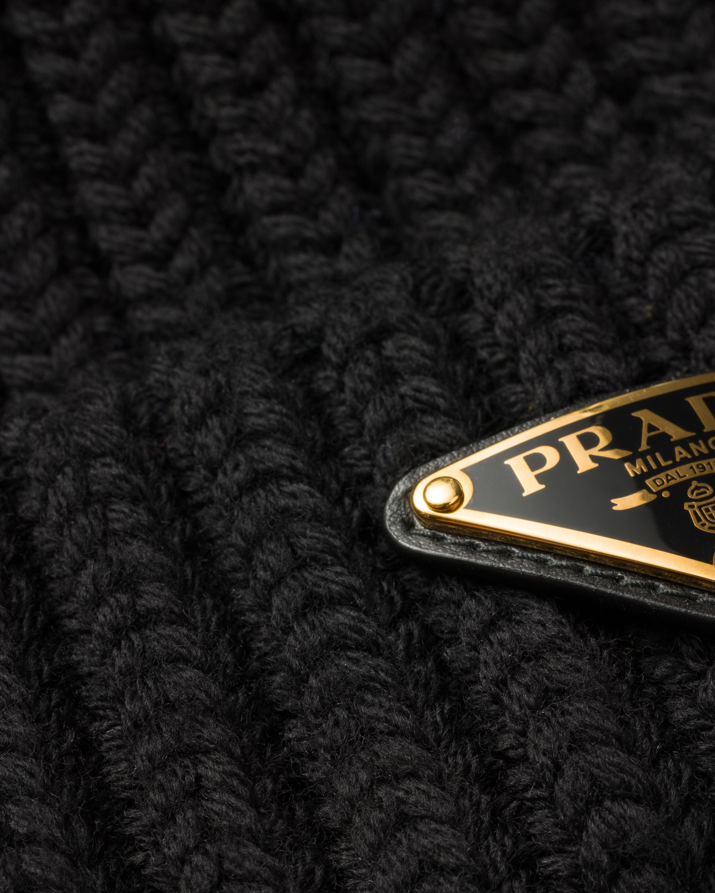 Prada Triangle-logo Ribbed Beanie In Schwarz