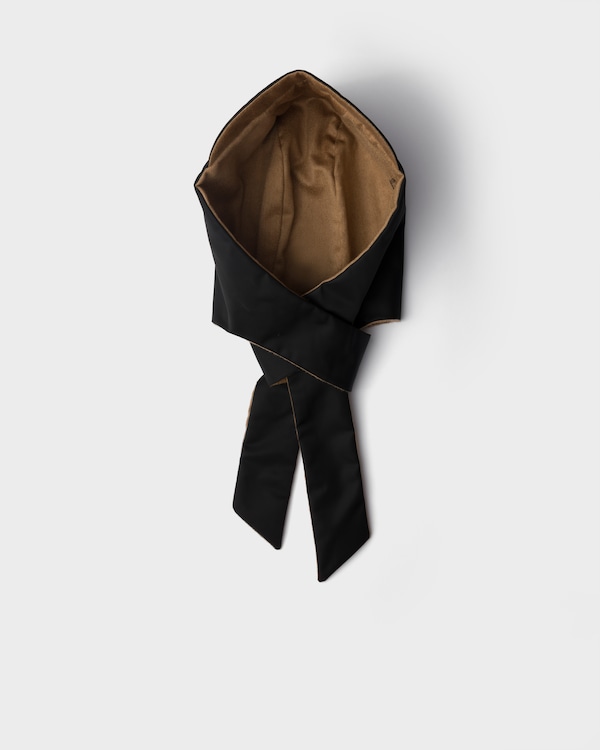 Bufanda con capucha reversible de Re-Nylon y pelo de camello - Negro/Camel Bufanda con capucha reversible de Re-Nylon y pelo de camello - Negro/Camel