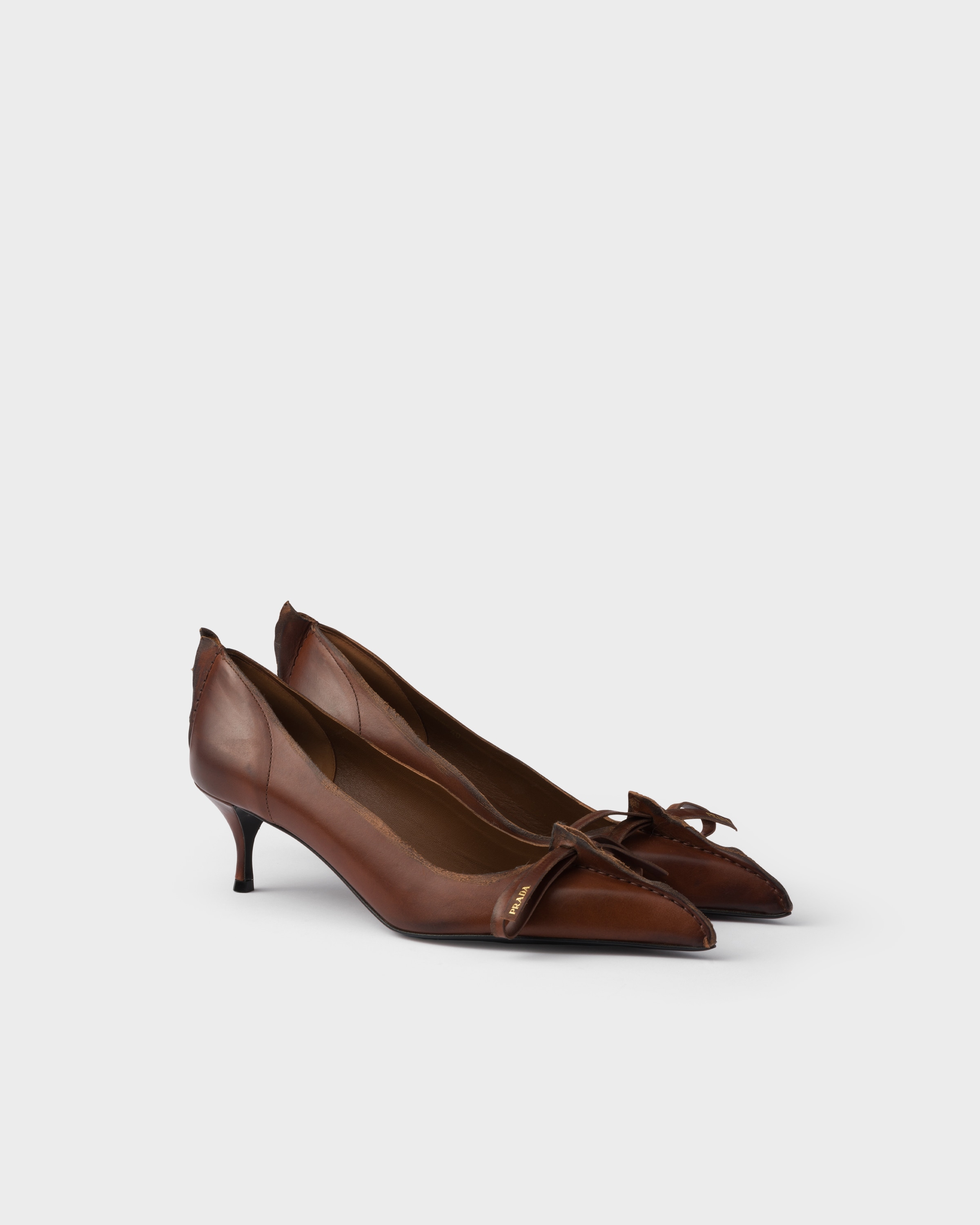 Prada Pumps Aus Antikem Leder In Brown