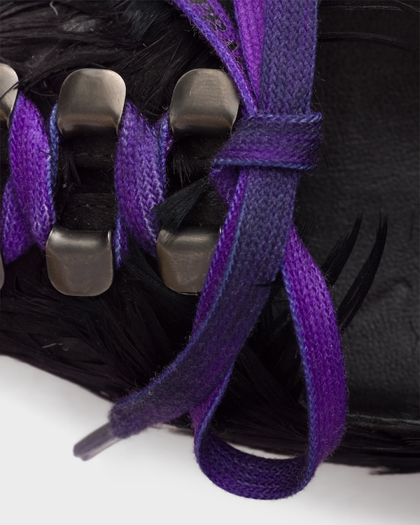 Mit Federn verzierte Pumps aus Satin - Schwarz Mit Federn verzierte Pumps aus Satin - Schwarz