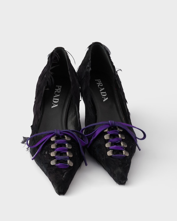 Mit Federn verzierte Pumps aus Satin - Schwarz Mit Federn verzierte Pumps aus Satin - Schwarz