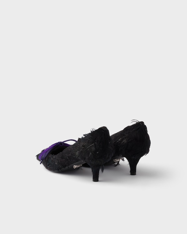 Mit Federn verzierte Pumps aus Satin - Schwarz Mit Federn verzierte Pumps aus Satin - Schwarz