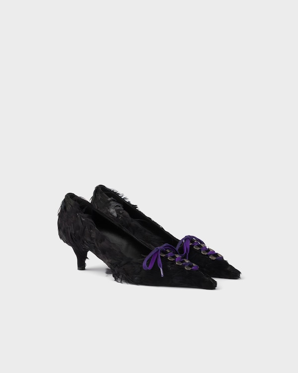 Mit Federn verzierte Pumps aus Satin - Schwarz Mit Federn verzierte Pumps aus Satin - Schwarz