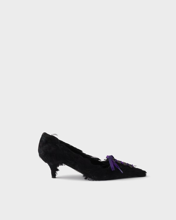 Mit Federn verzierte Pumps aus Satin - Schwarz Mit Federn verzierte Pumps aus Satin - Schwarz