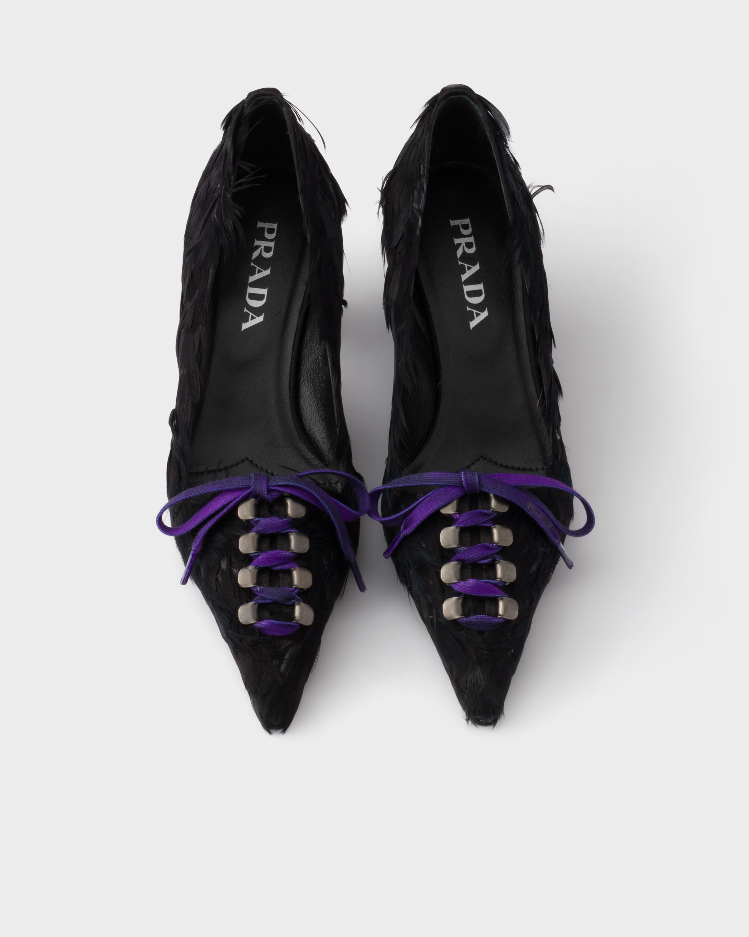 ブラック フェザーエンベリッシュド サテン パンプス | PRADA - 日本