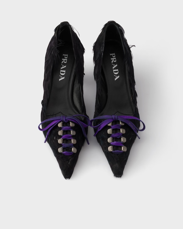Mit Federn verzierte Pumps aus Satin - Schwarz Mit Federn verzierte Pumps aus Satin - Schwarz