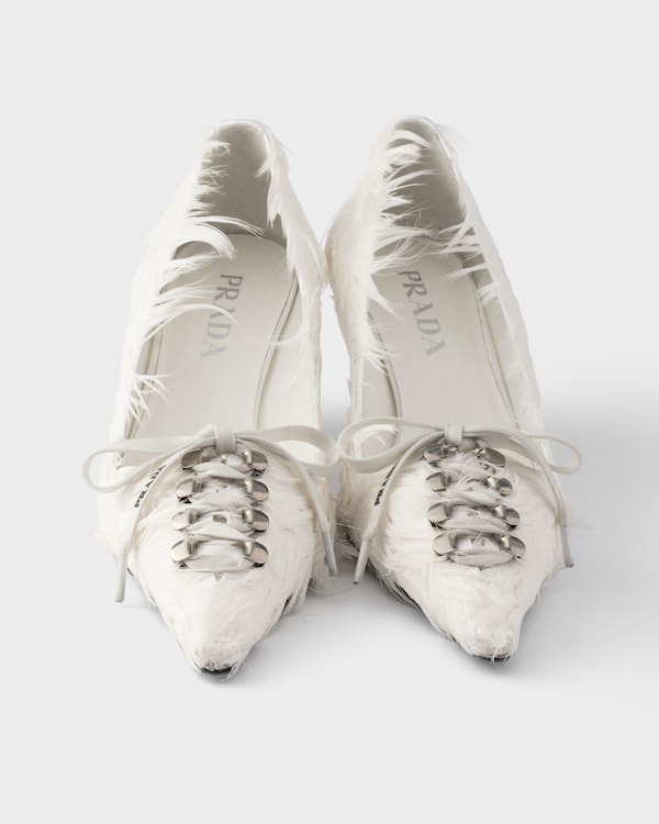 Mit Federn verzierte Pumps aus Satin - Weiss Mit Federn verzierte Pumps aus Satin - Weiss