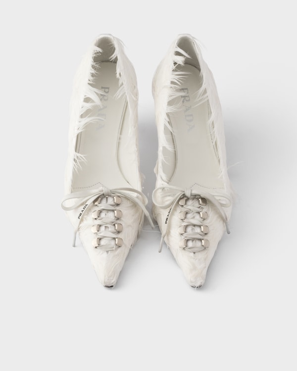 Mit Federn verzierte Pumps aus Satin - Weiss Mit Federn verzierte Pumps aus Satin - Weiss