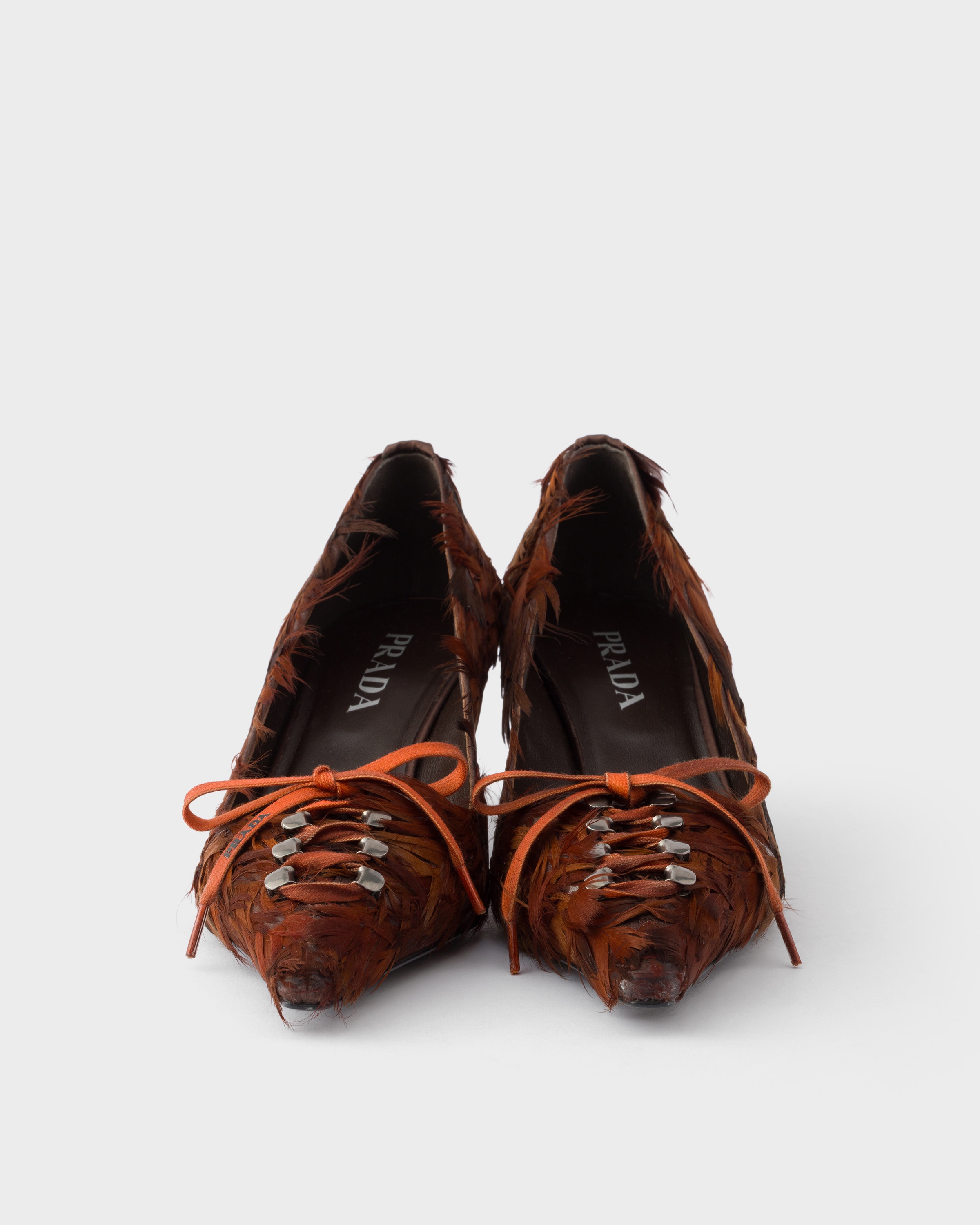 コーヒー フェザーエンベリッシュド サテン パンプス | PRADA - 日本