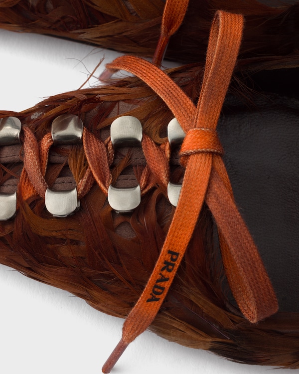 Mit Federn verzierte Pumps aus Satin - Kaffeebraun Mit Federn verzierte Pumps aus Satin - Kaffeebraun