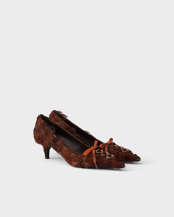 Mit Federn verzierte Pumps aus Satin - Kaffeebraun Mit Federn verzierte Pumps aus Satin - Kaffeebraun