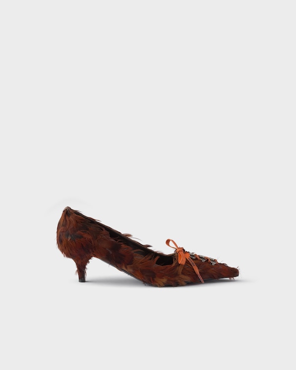 Mit Federn verzierte Pumps aus Satin - Kaffeebraun Mit Federn verzierte Pumps aus Satin - Kaffeebraun