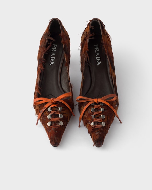 Mit Federn verzierte Pumps aus Satin - Kaffeebraun Mit Federn verzierte Pumps aus Satin - Kaffeebraun