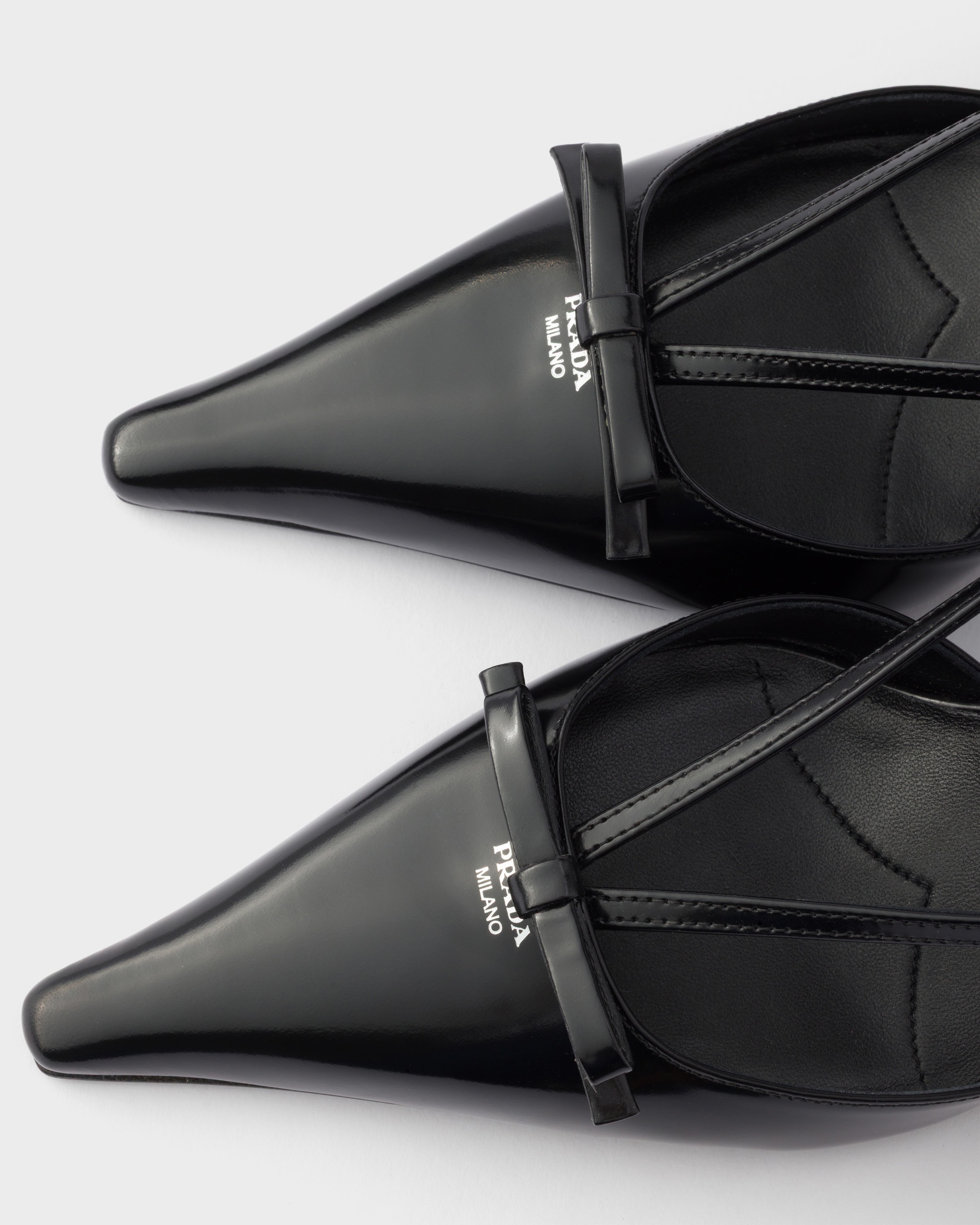 ブラック ブラッシュドレザー スリングバックパンプス | PRADA - 日本