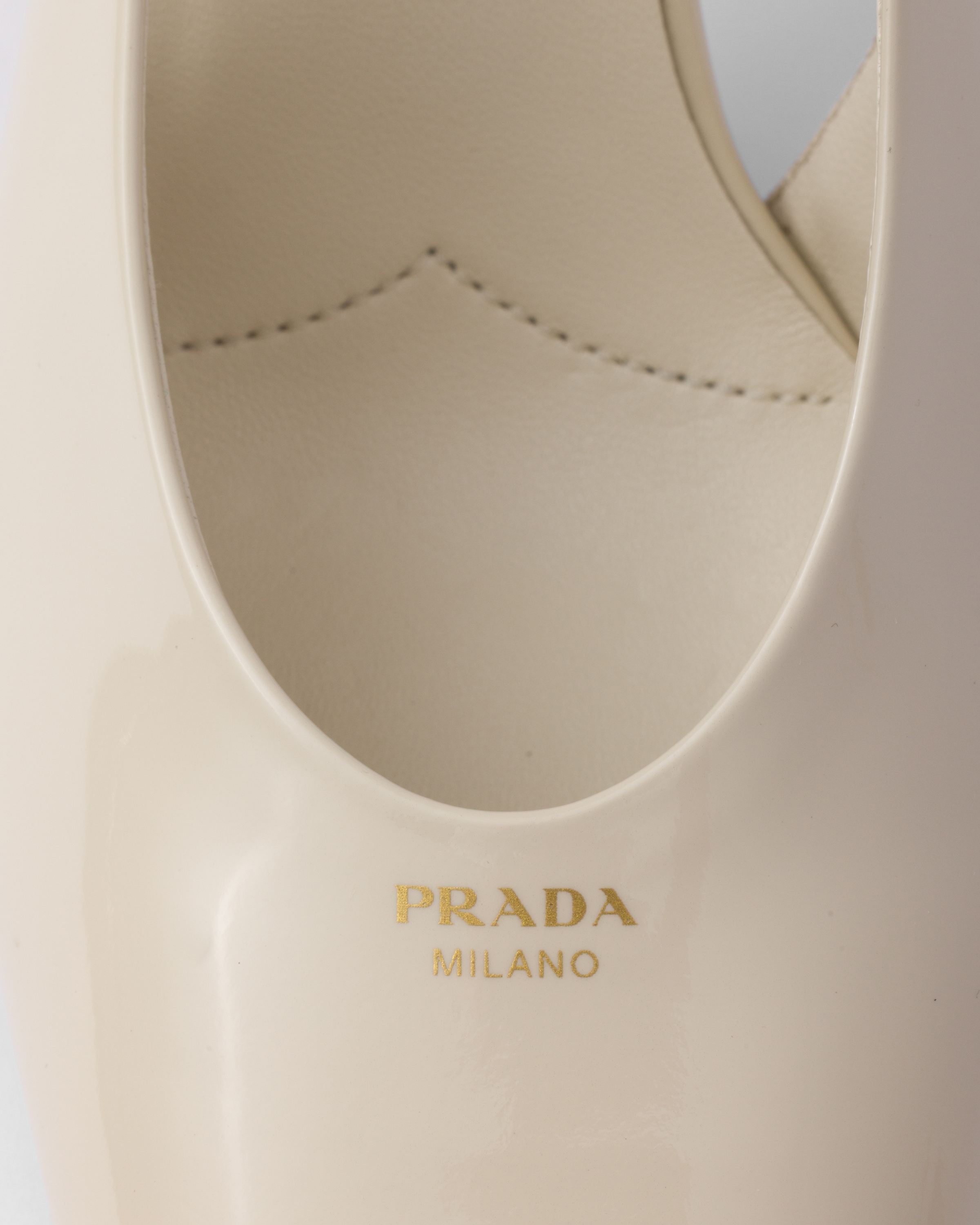アイボリー パテントレザー スリングバックパンプス | PRADA