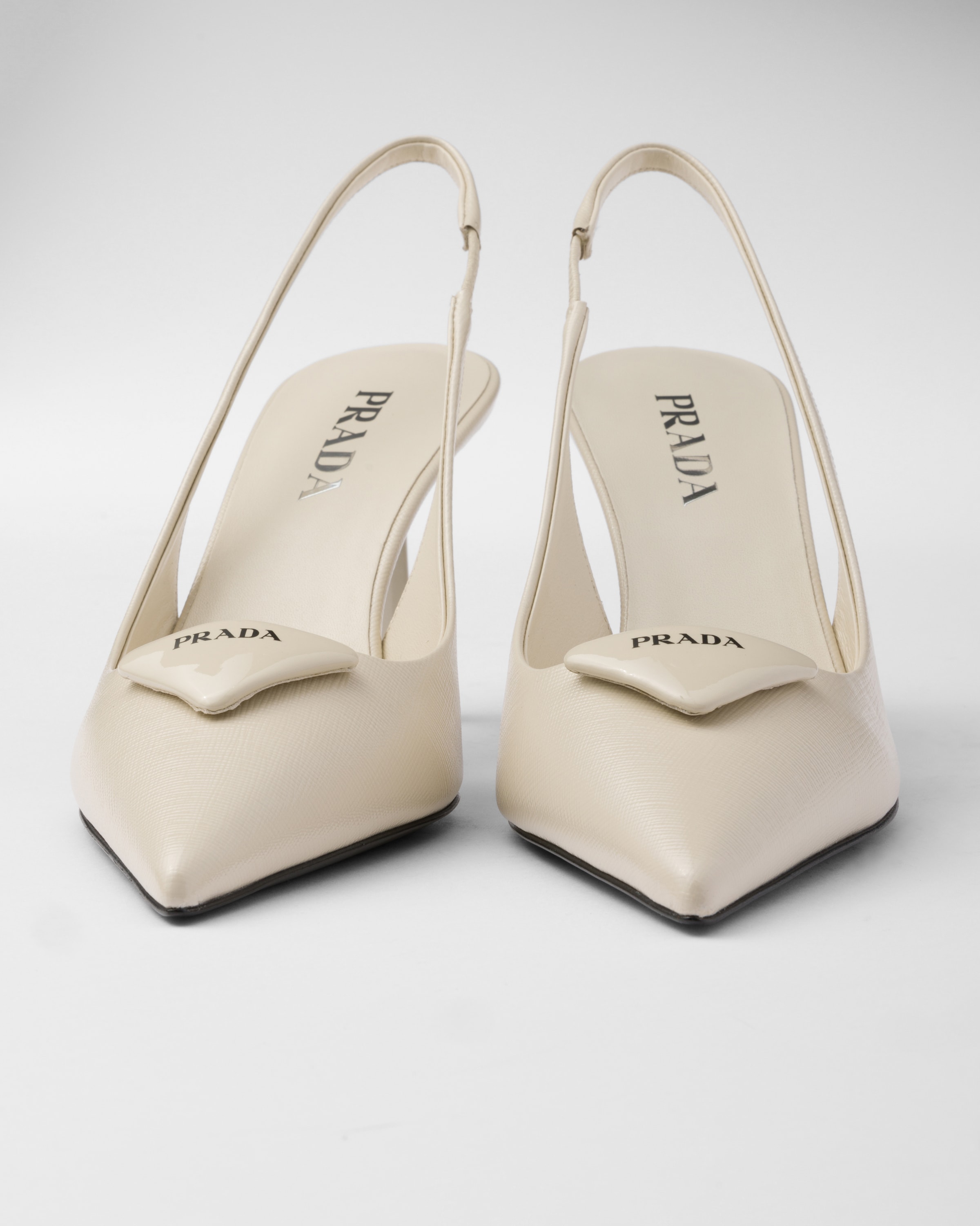 Pumps slingback em couro Saffiano envernizado Marfim | PRADA - Brasil