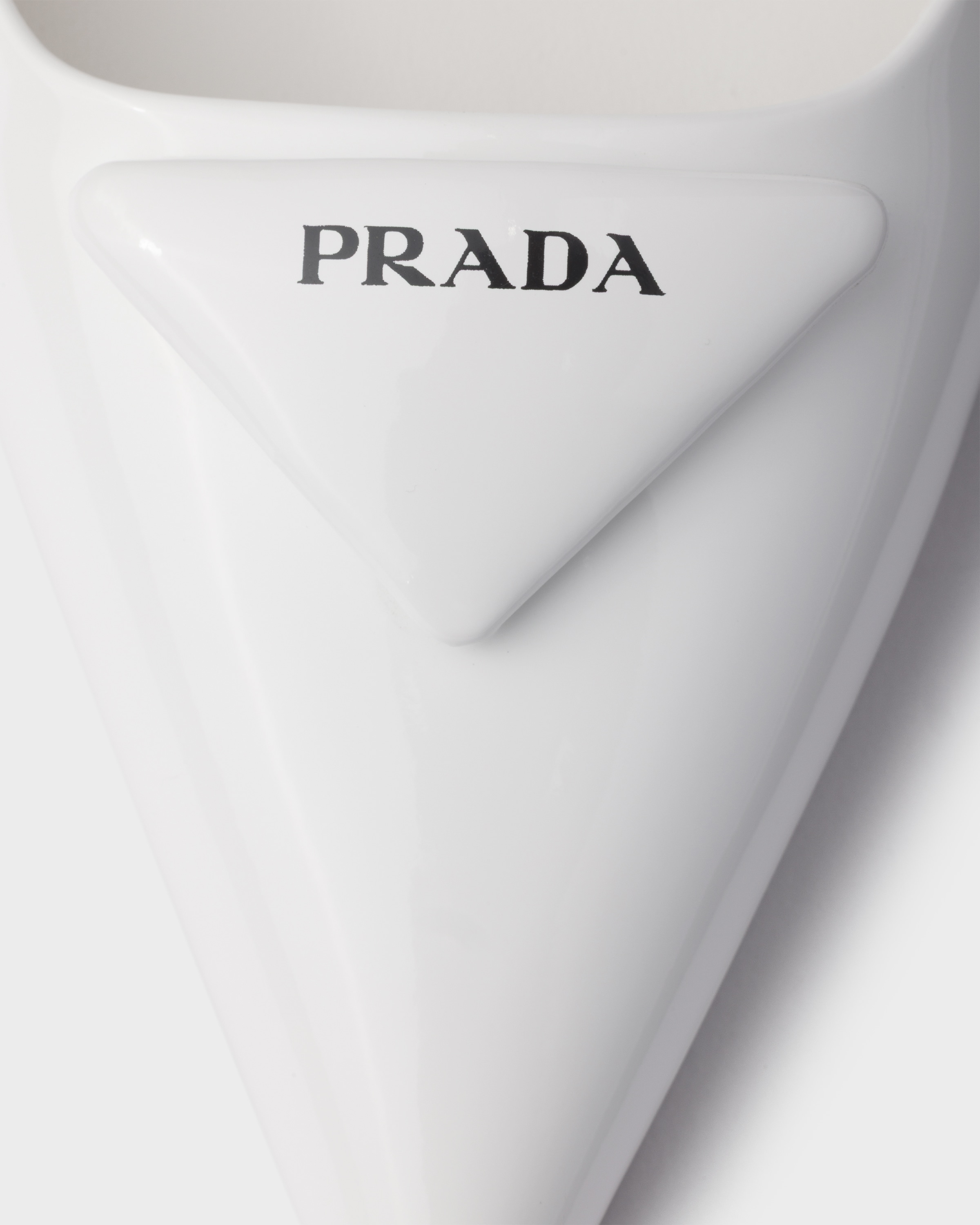 ホワイト パテントレザー スリングバックパンプス | PRADA