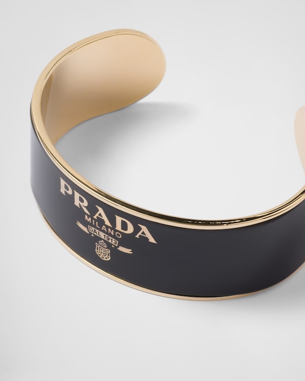 Manschettenarmband aus emailliertem Metall Manschettenarmband aus emailliertem Metall