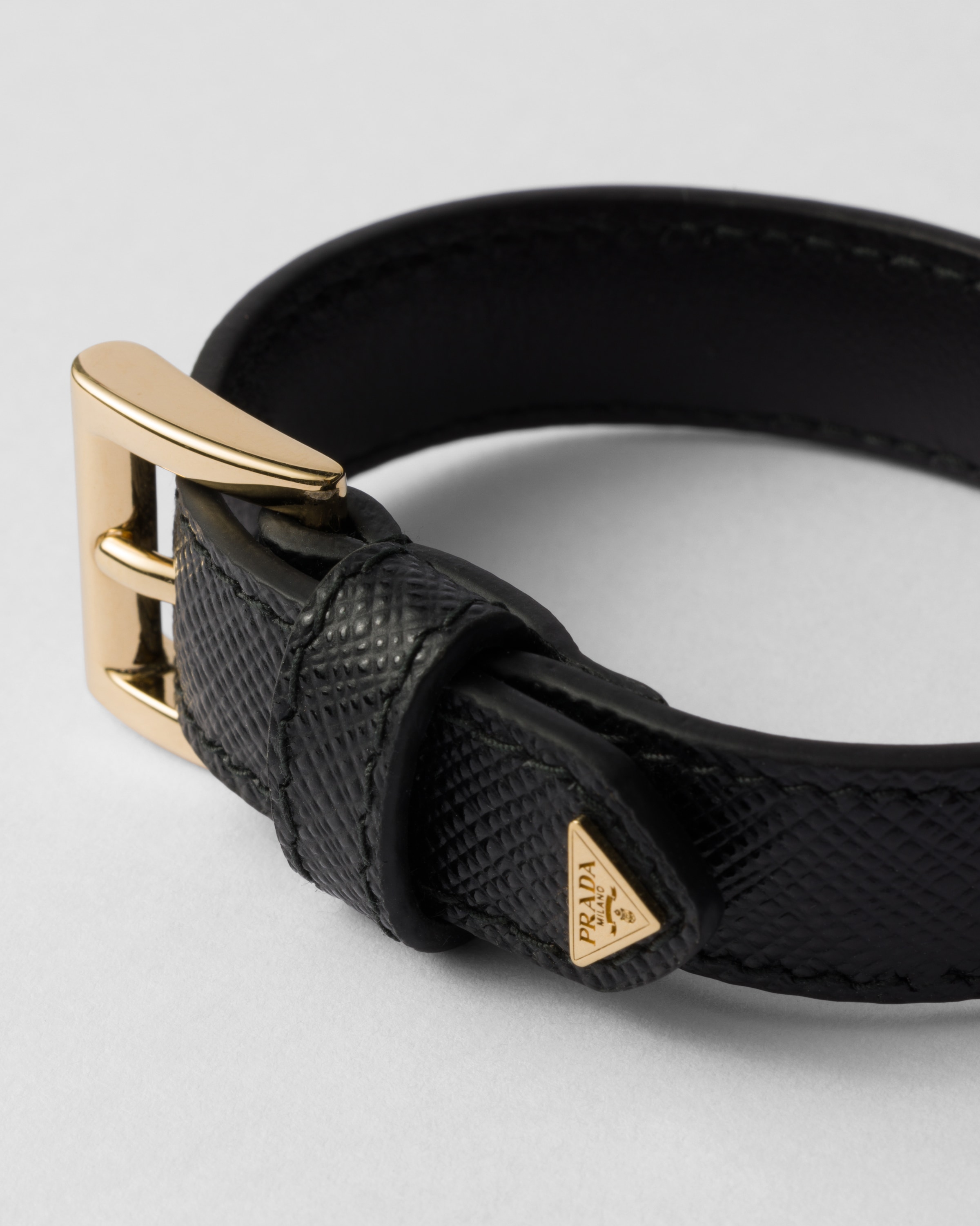 【再入荷】 Black Saffiano Leather Bracelet | PRADA 小物