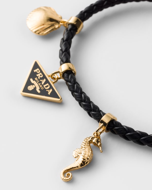 Geflochtenes Armband mit Anhänger aus Nappaleder - Schwarz Geflochtenes Armband mit Anhänger aus Nappaleder - Schwarz