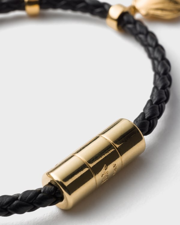 Geflochtenes Armband mit Anhänger aus Nappaleder - Schwarz Geflochtenes Armband mit Anhänger aus Nappaleder - Schwarz