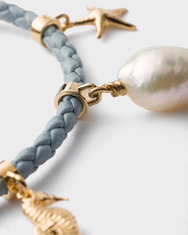 Geflochtenes Armband mit Anhänger aus Nappaleder - Himmelblau Geflochtenes Armband mit Anhänger aus Nappaleder - Himmelblau