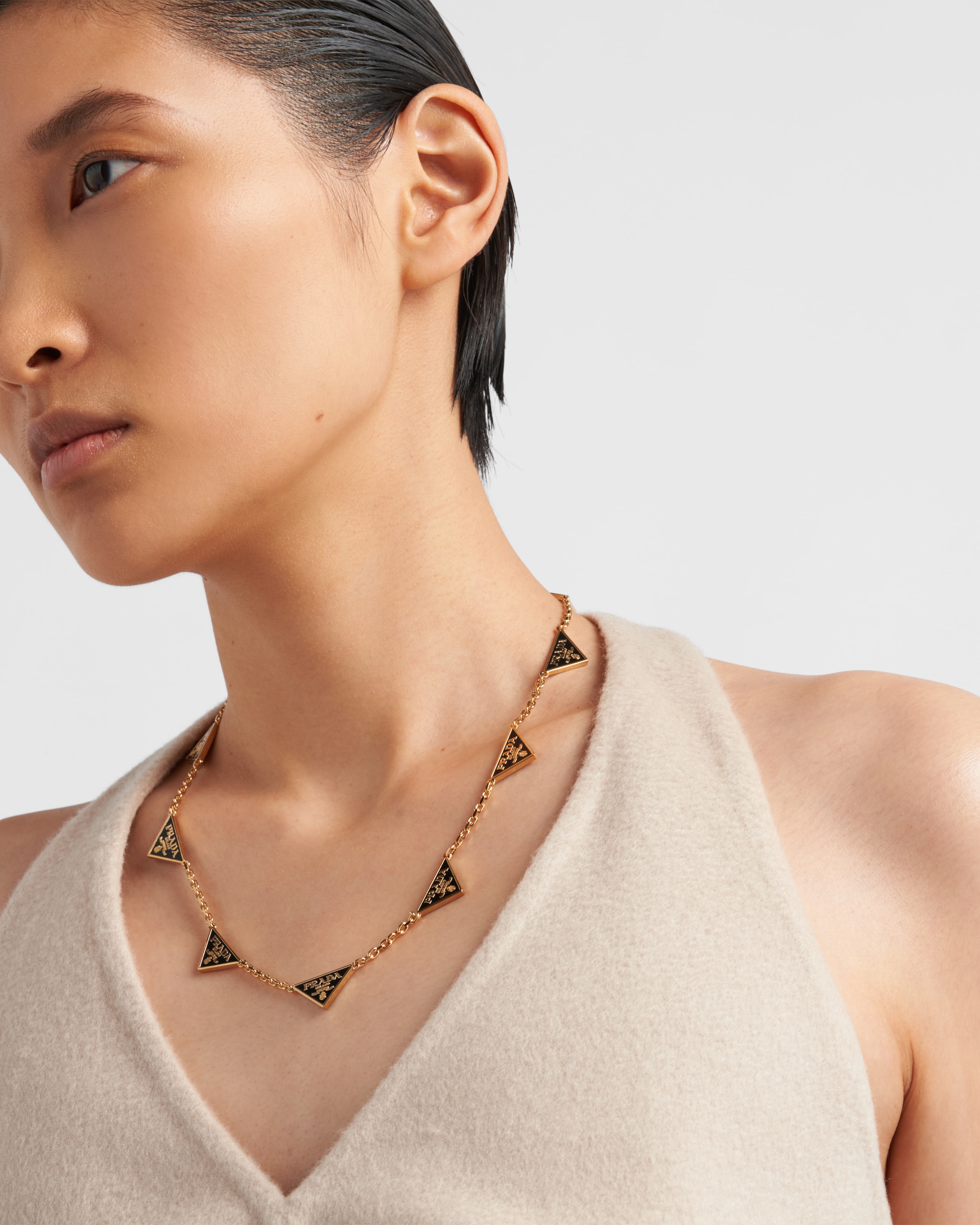 独特な店 ブラック/ゴールド PRADA | ネックレス エナメルメタル ネックレス