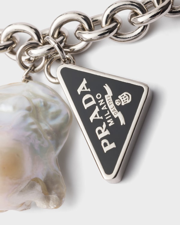 Halskette aus Metall mit Perle Halskette aus Metall mit Perle