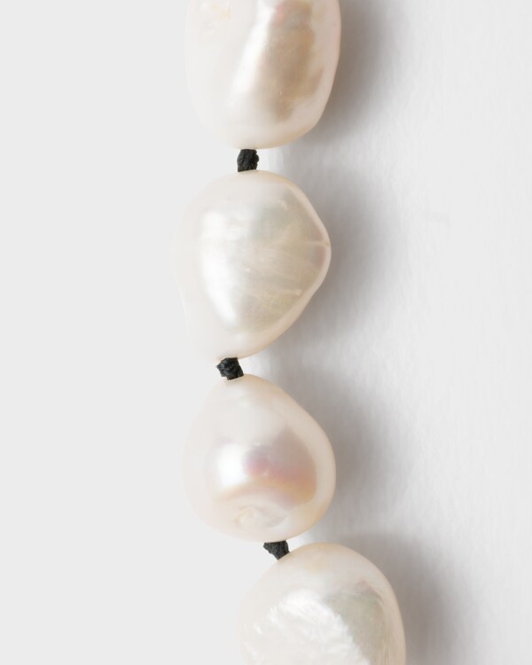 قلادة من المعدن تتزين باللؤلؤ - ذهبي/لؤلؤي قلادة من المعدن تتزين باللؤلؤ - ذهبي/لؤلؤي