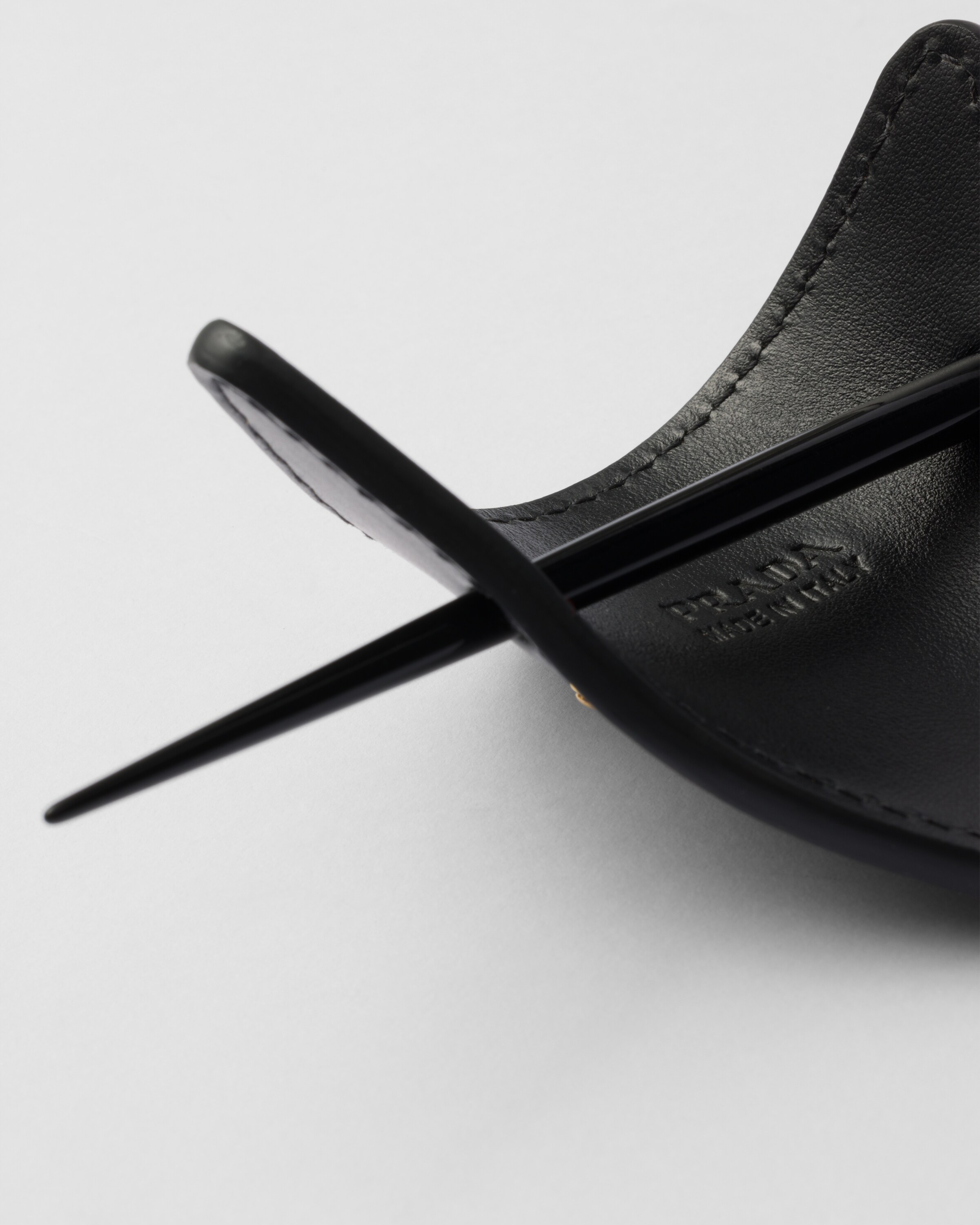 Prada Haarklammer Aus Leder In Schwarz