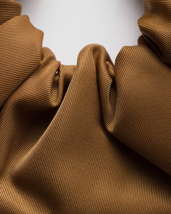 ربطة شعر من قماش رينايلون ربطة شعر من قماش رينايلون