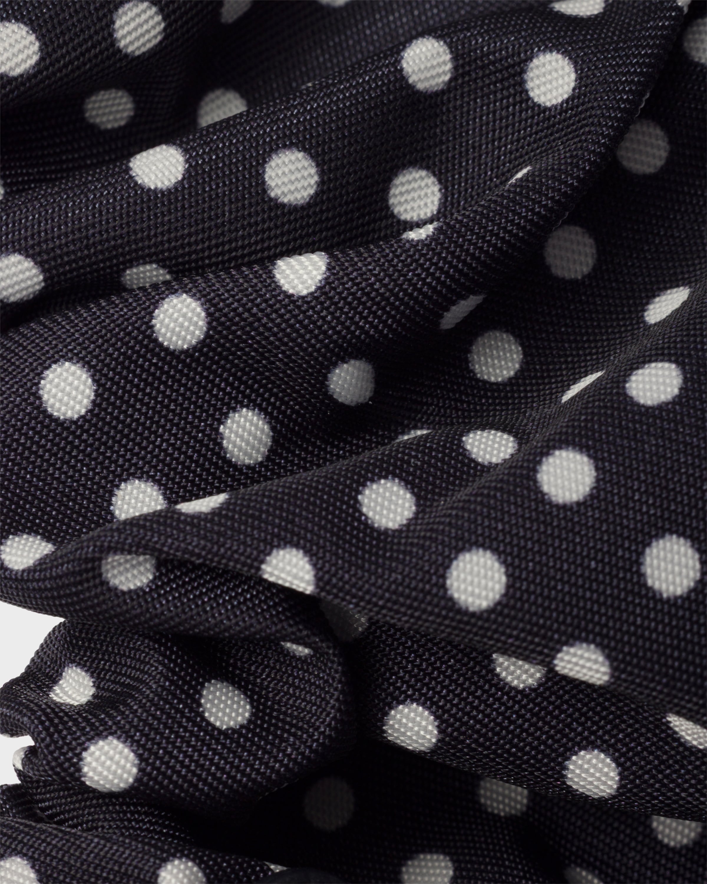 【PRADA】プラダ プリントRe-Nylon シュシュ 水玉 Giftに最適 ネイビー プリントRe-Nylon シュシュ | PRADA
