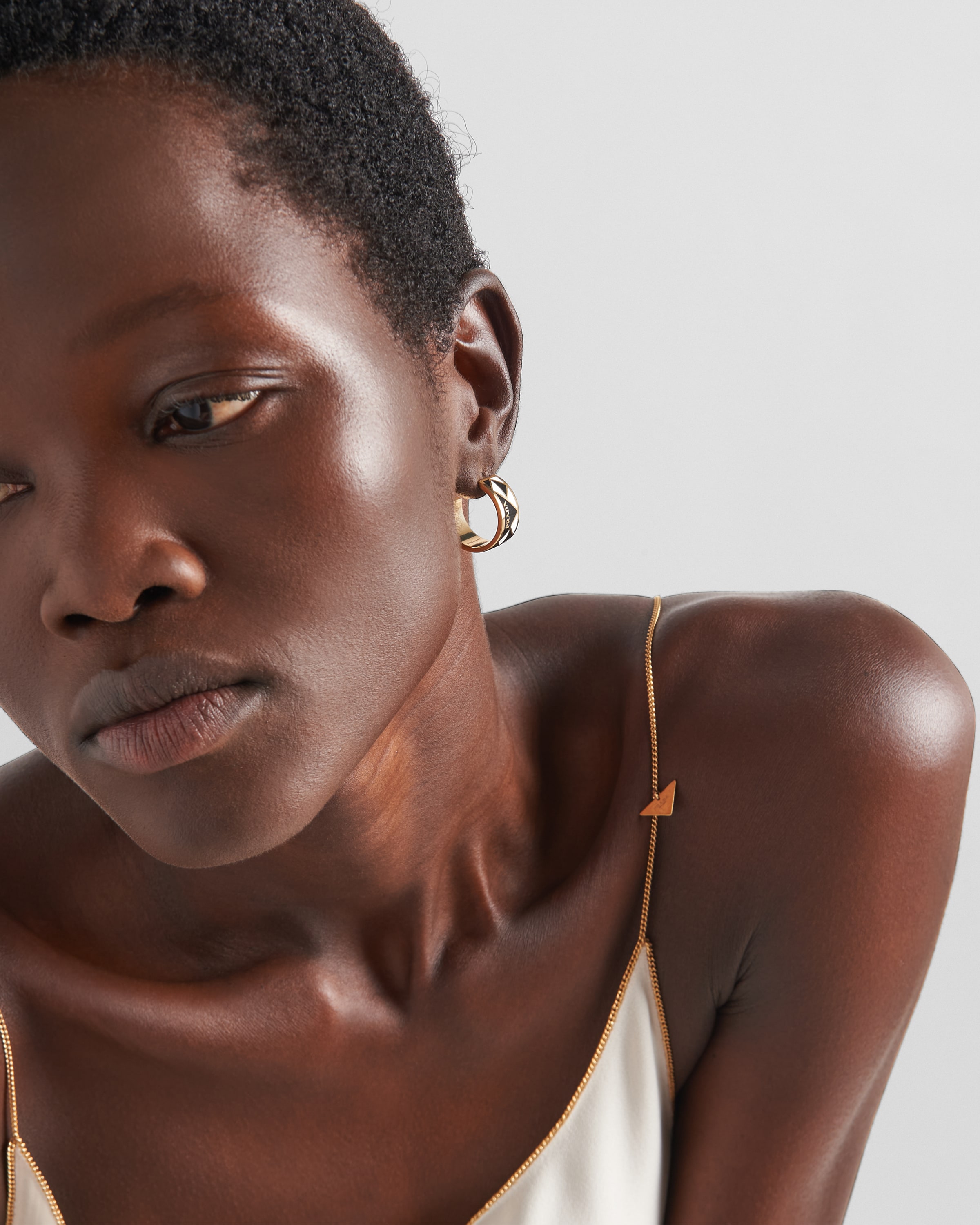 【PRADA】ブラック/ホワイト エナメル加工 l earrings ll16133_prada_brown_earrings-2.jpg