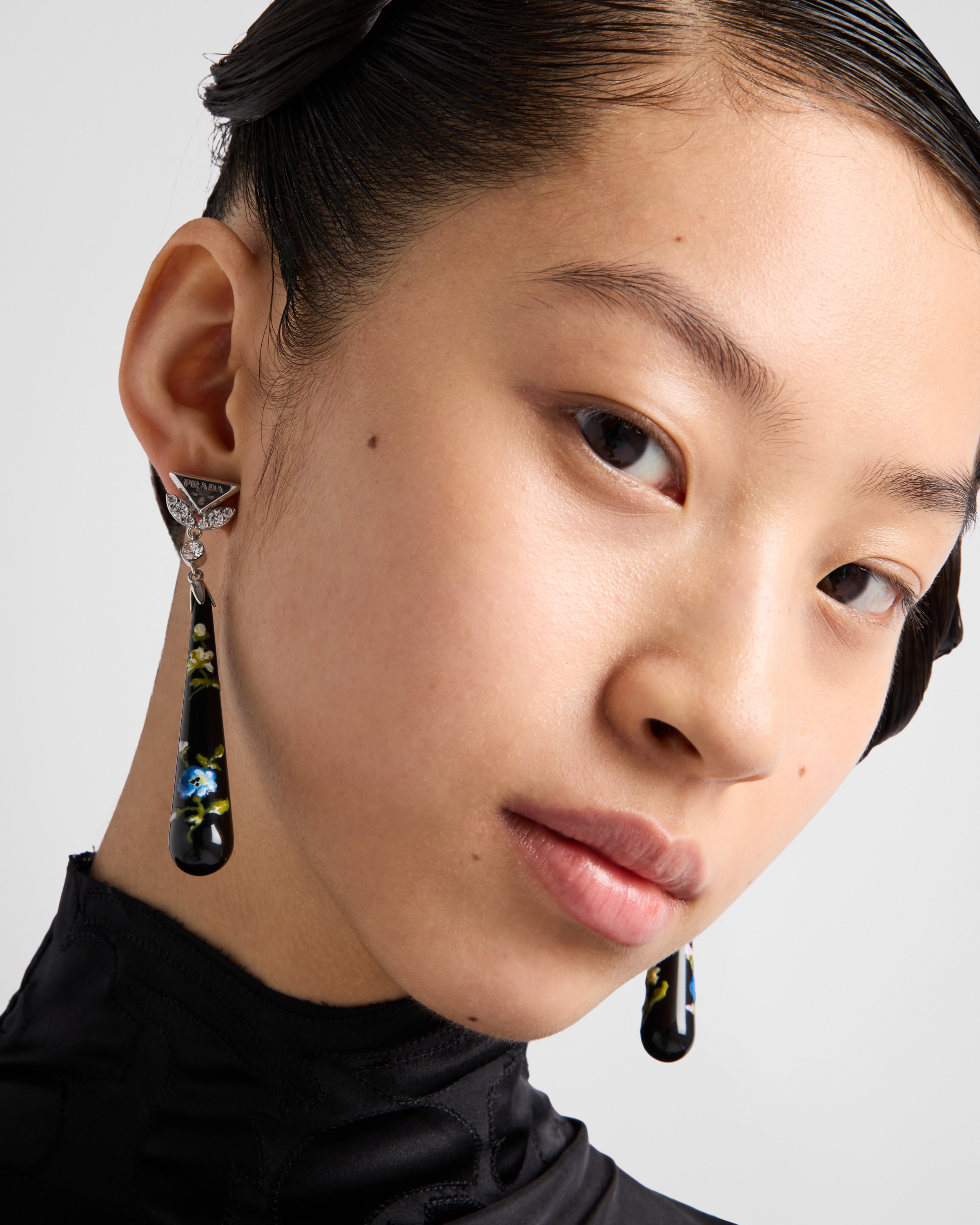 【PRADA】ブラック/ホワイト エナメル加工 l earrings Black Prada Symbole pendant earring | PRADA