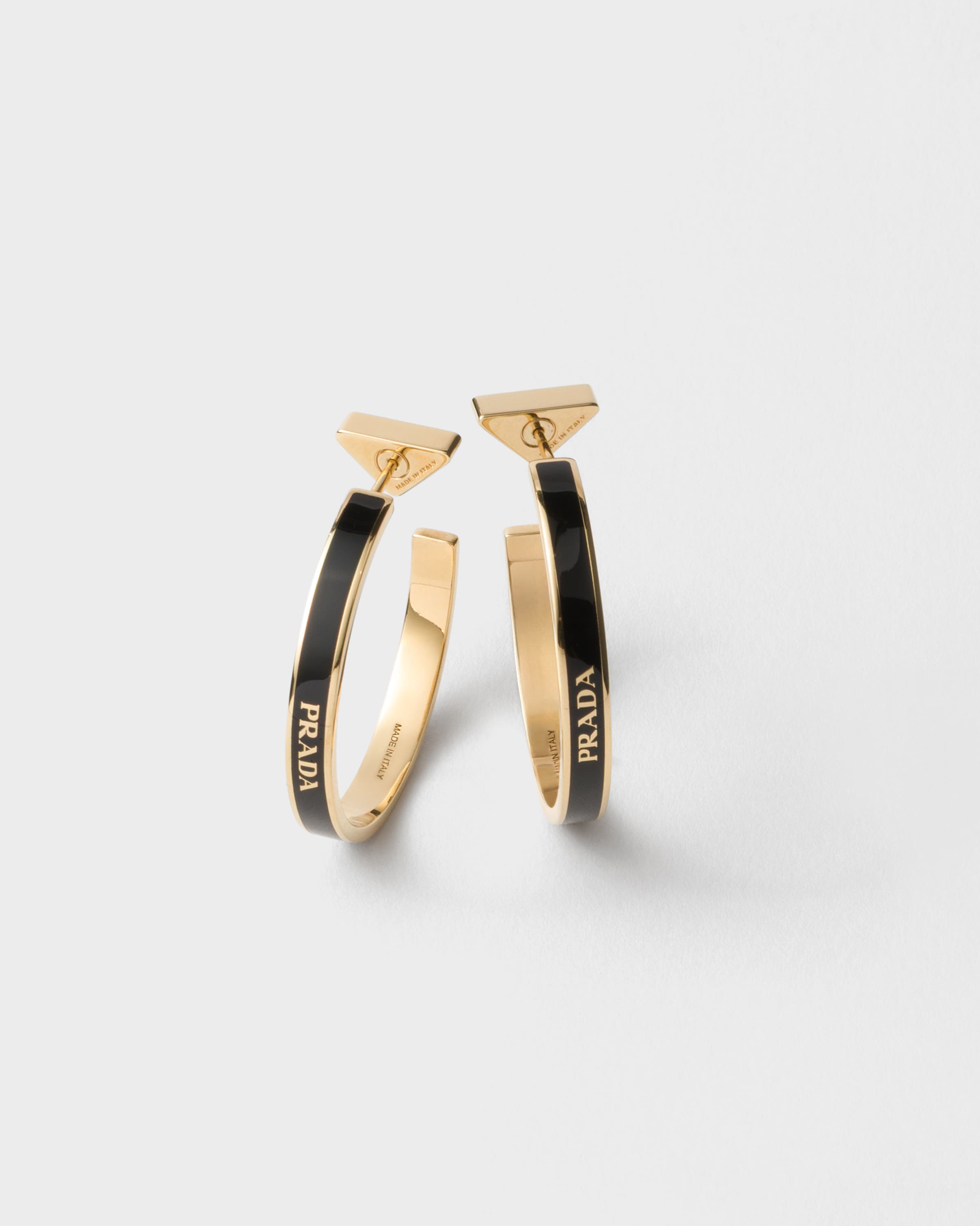 ブラック/ゴールド メタル ピアス | PRADA