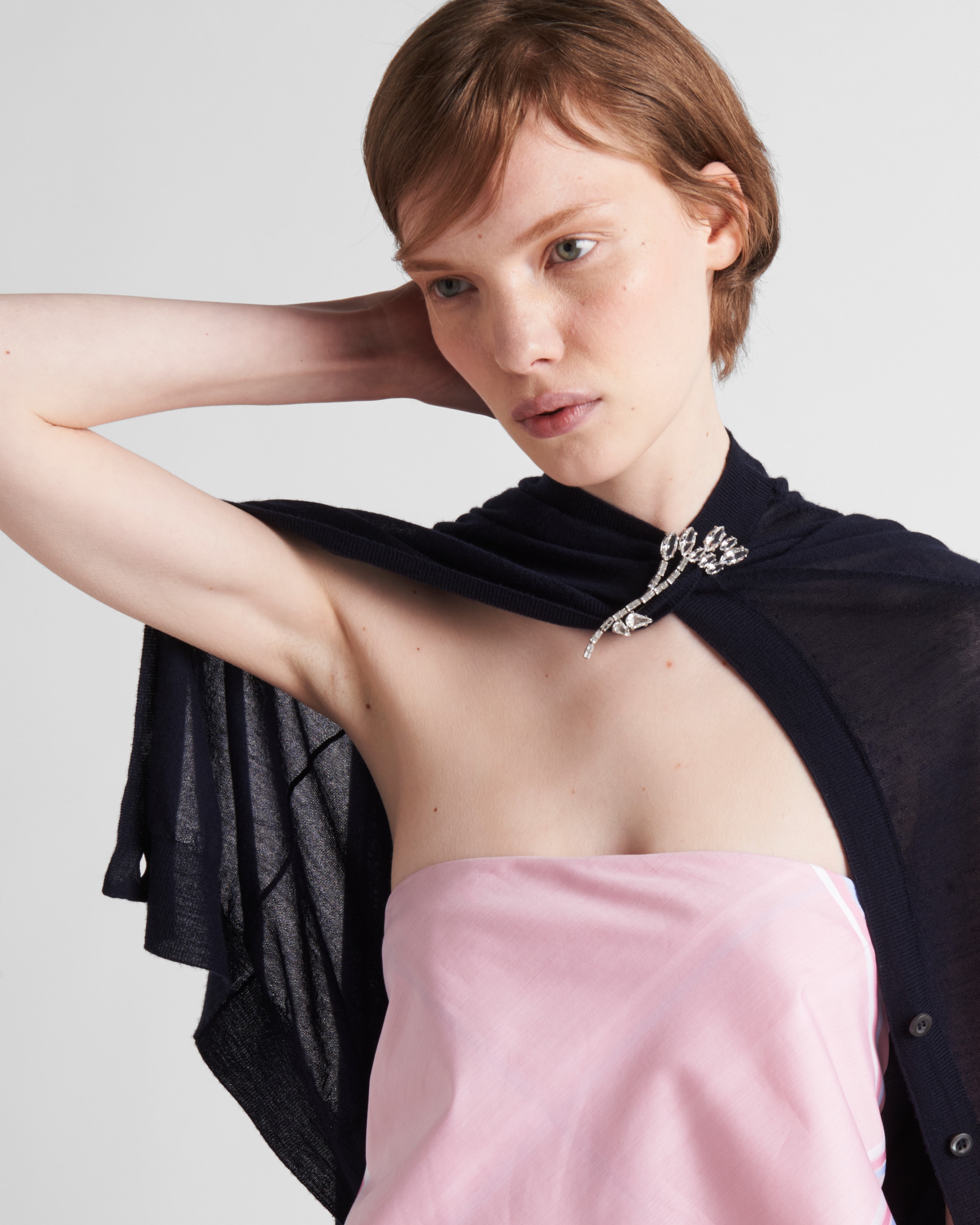 【希少】PRADA 刻印ロゴ クリスタル付き メタル ブローチ すぐにお届け］PRADA クリスタル付 メタル ブローチ