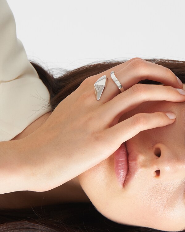 خاتم Eternal ذهبي بتصميم ثعبان بلون ذهبي أبيض خاتم Eternal ذهبي بتصميم ثعبان بلون ذهبي أبيض