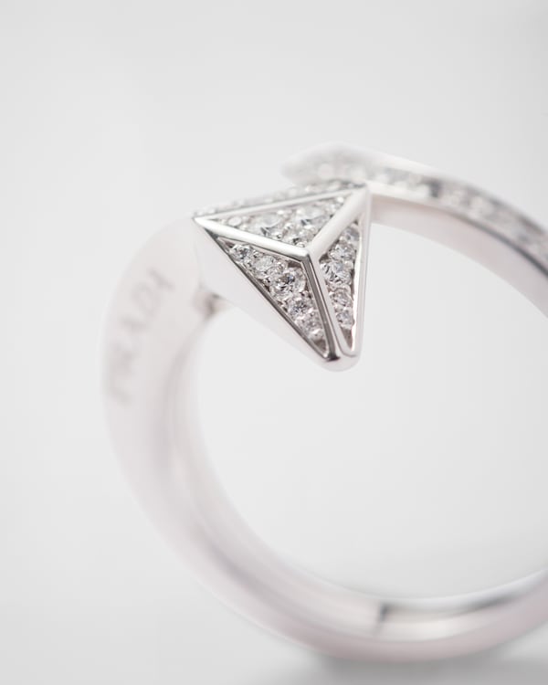 خاتم Eternal Gold صغير على شكل ثعبان من الذهب الأبيض مرصع بالألماس خاتم Eternal Gold صغير على شكل ثعبان من الذهب الأبيض مرصع بالألماس