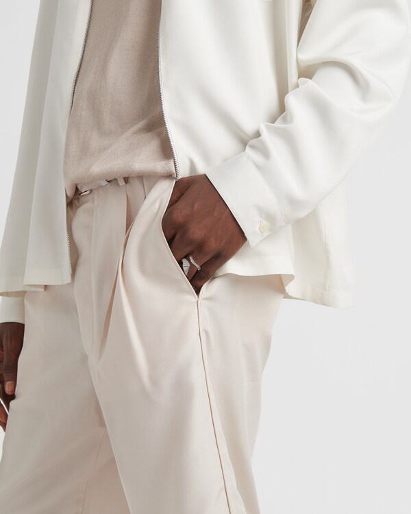 خاتم Eternal Gold صغير على شكل ثعبان من الذهب الأبيض مرصع بالألماس خاتم Eternal Gold صغير على شكل ثعبان من الذهب الأبيض مرصع بالألماس