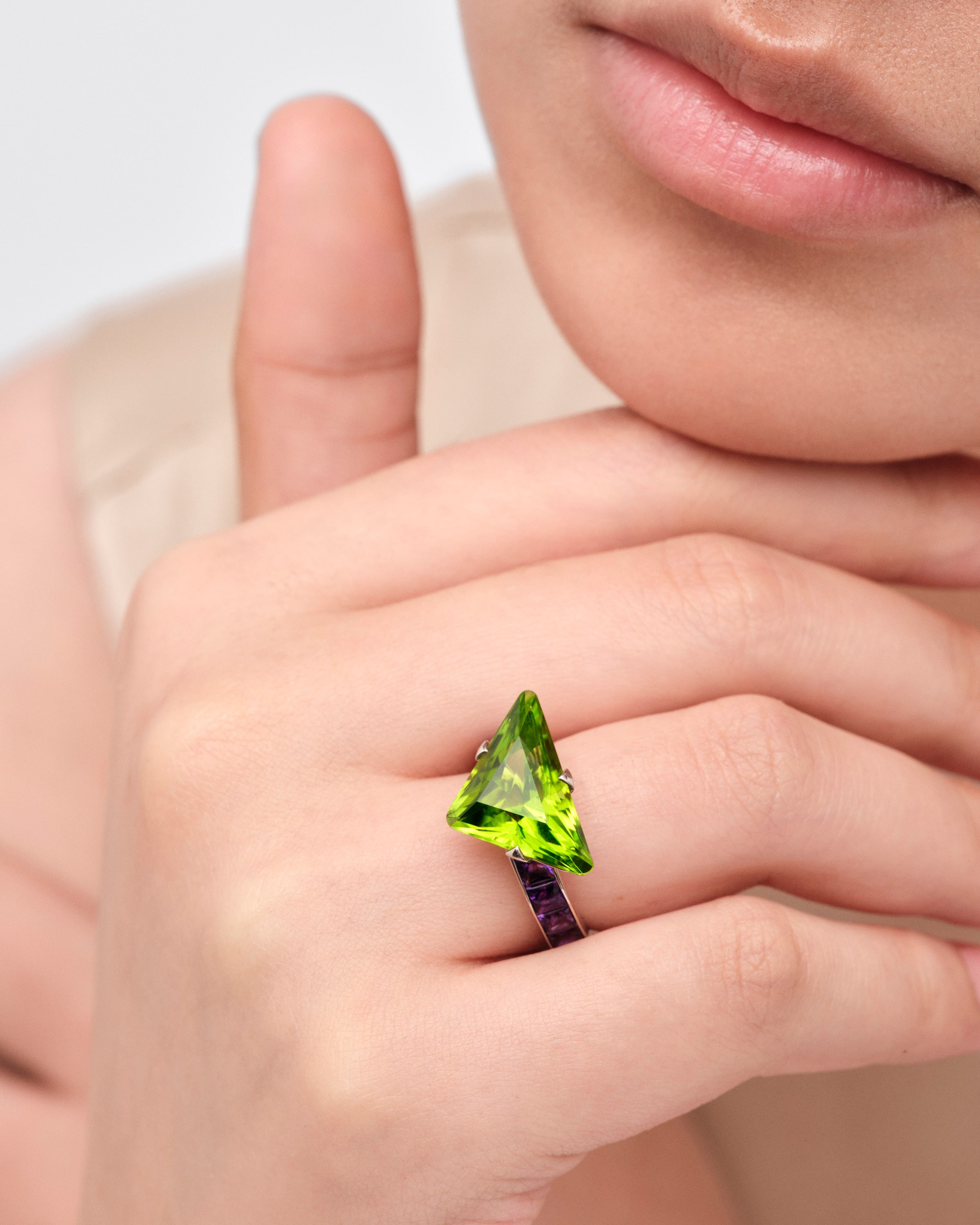 Couleur Vivante solitaire ring - white gold with peridot and amethyst