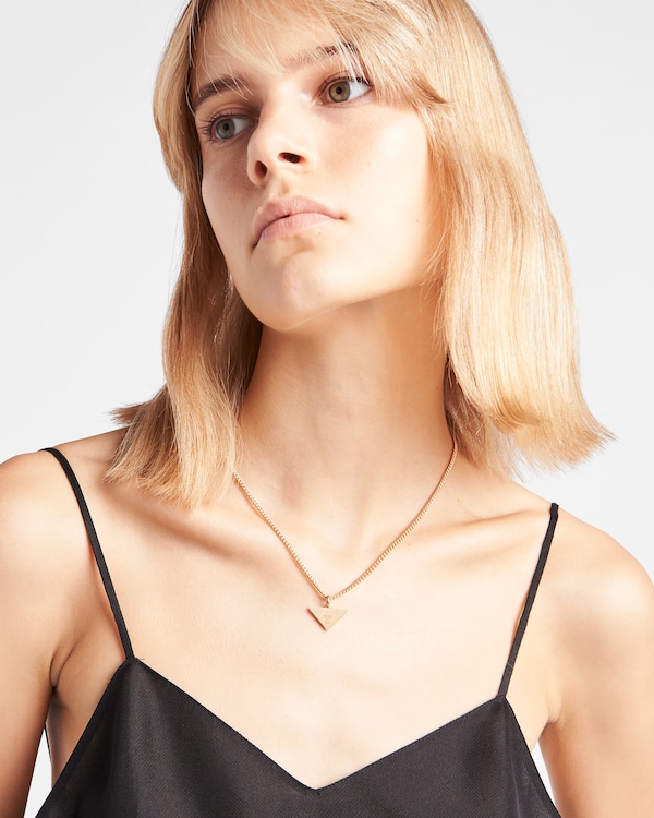 تعليقة سلسلة ذهبية بتصميم كلاسيكي من الذهب الأصفر تعليقة سلسلة ذهبية بتصميم كلاسيكي من الذهب الأصفر