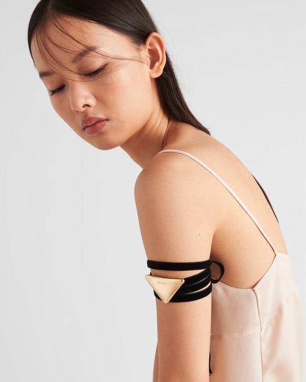 Eternal Gold choker with medium pendant in yellow gold Eternal Gold choker with medium pendant in yellow gold